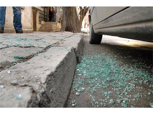 30-годишен асеновградчанин разбил прозорците на лек автомобил. Снимката е илюстративна.
СНИМКА: АТАНАС КЪНЕВ
