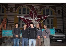Снимката е от 2011 г., когато Георги Богданов (отляво надясно), Борис Мисирков, Андрей Паунов, Здравко Шаличев и Момчил Божков снимаха филм, посветен на близкото минало и позираха пред петолъчката.