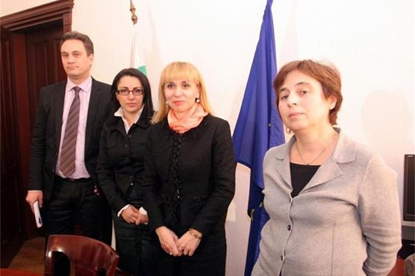 Министър Диана Ковачева (вдясно) със заместниците си Деница Вълкова и Пламен Георгиев.