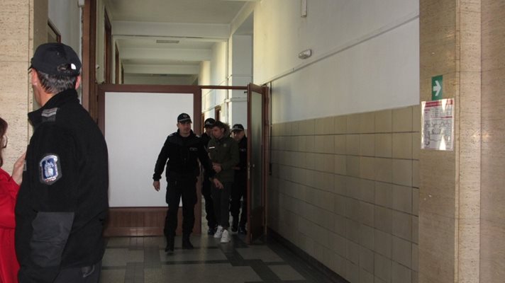 Съдът остави в ареста 18-годишния обвиняем за убийството в Русенско Снимка: Русе Медиа