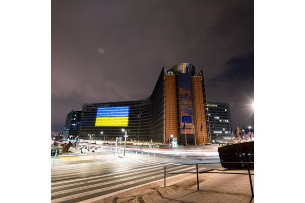 Сградата на Европейската комисия осветена в синьо и жълто - цветовете на украинското знаме СНИМКА: ЕС