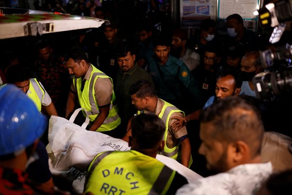Близо 200 ранени при взрива са откарани в болницата на Медицинския колеж в Дака.