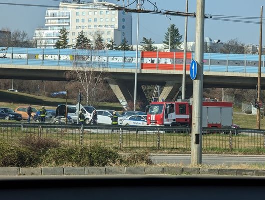 Катастрофа блокира движението на бул. "Цариградско шосе"  в София (Снимки)
