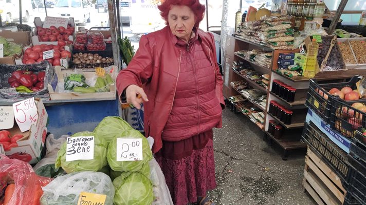 Cabbage is Bulgarian and very fragile, a merchant praises its production and sells it for 2 BGN, and this morning its purchase price was 70 cents.