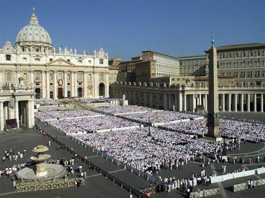 Целият покрив на аулата "Павел VI" е покрит със слънчеви фотопанели. Те са основен източник на електроенергия за Ватикана и я правят наистина "най-зелената" държава в света.