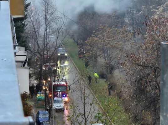 Гори покрив на жилищна сграда на бул. „Христо и Евлоги Георгиеви“ в София Снимка: Фейсбук/ Eva Vladaycheva