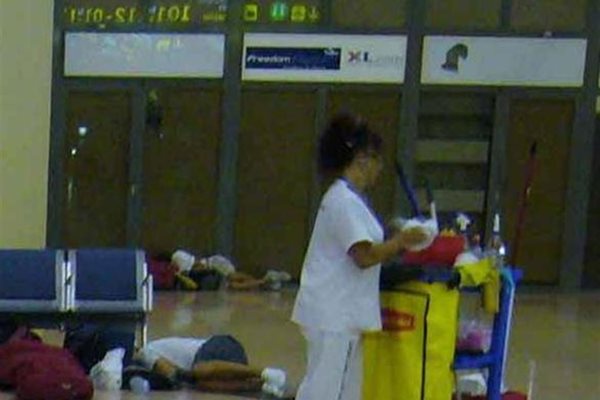 Пияни британци на летището в Малага, заснети от читател на “24 часа”.