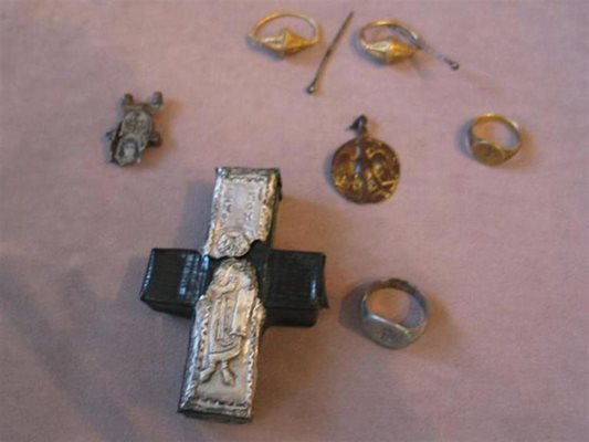 Част от намерените бижута и кръст от злато и сребро