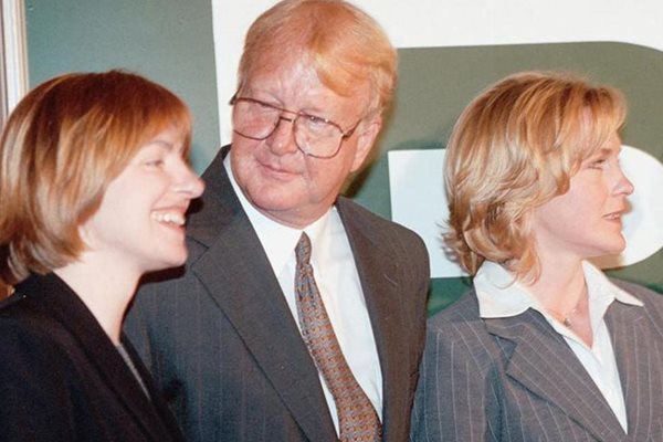 През 2000 г. Би Ти Ви получава лиценз и става първата частна национална телевизия у нас. Идва американецът Албърт Парсънс да я ръководи и взема за изпълнителен шеф Светлана Василева (вляво) и Люба Ризова за шеф на новините.
СНИМКИ: АРХИВ
