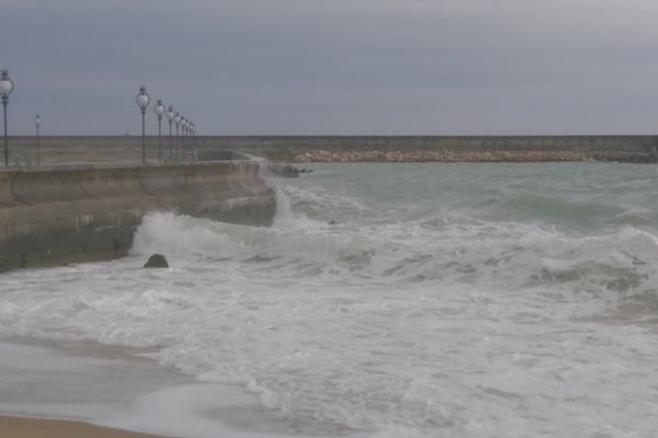 Вятърът усили вълнението на морето.