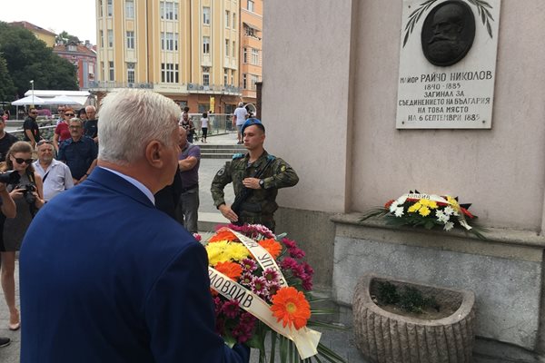 Здравко Димитров се прекланя пред един от героите на Съединението.