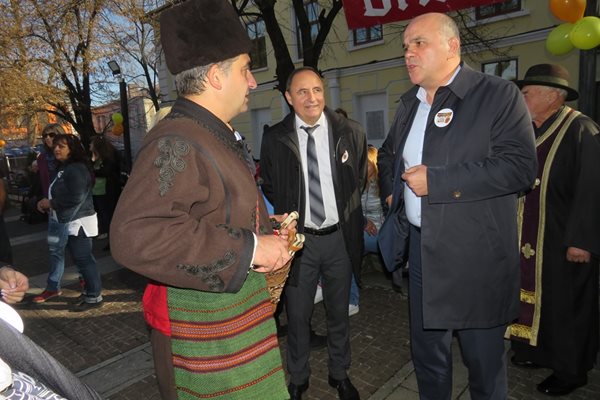Сред гостите на празника бе и социалният министър Бисер Петков.