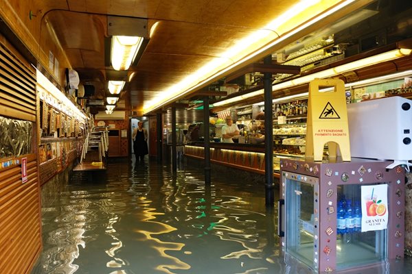 Ресторант е наводнен във Венеция.