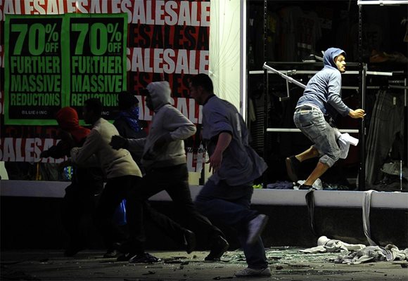 Хулигани бягат от магазин за дрехи в Лондон
