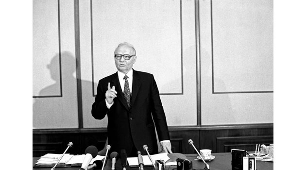 Шефът на КГБ Владимир Крючков е убеден, че Горбачов и хората му водят СССР към гибел. До ден днешен се смята, че той е в дъното на преврата срещу Горбачов.