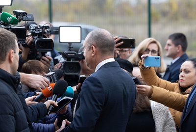 Президентът Румен Радев отговаря на журналистически въпроси във Враца.
Снимка: Пресцентър на президенството