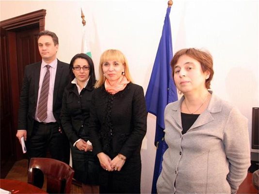 Министър Диана Ковачева (вдясно) със заместниците си Деница Вълкова и Пламен Георгиев.