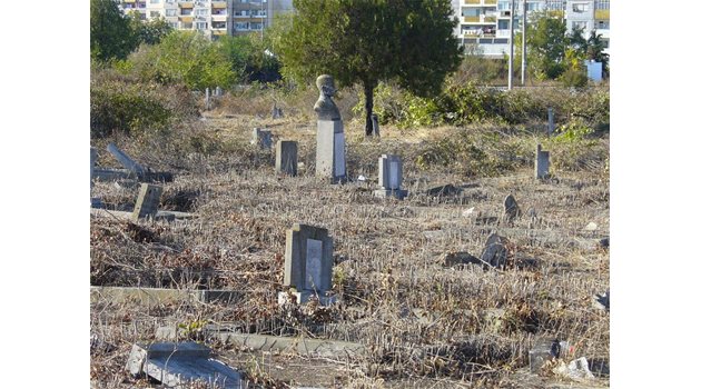 Изоставено старо гробище - на много места в България е така