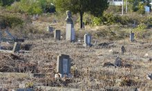 Срамна случка с хора и гробище