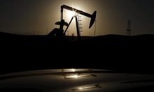 Срив на петрола - 70%,  у нас бензинът пада само с 15%