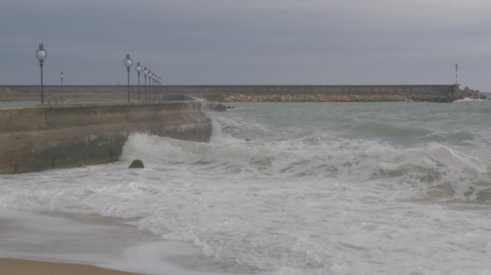 Вятърът усили вълнението на морето.