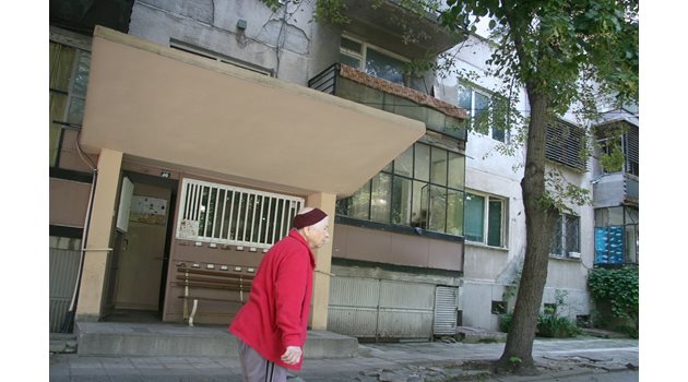 В този вход в Пловдив на третия етаж са намерени труповете на майката и сина.