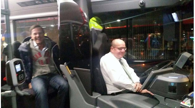 Тази снимка на холандския премиер Марк Рюте обикол и света - той е засечен случайно в автобус, каран от бившия секретар по сигурността Фред Тееван.
