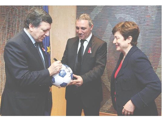Жозе Барозу подписва топка, върху която параф сложиха също Стоичков и Кристалина Георгиева. Топката ще бъде занесена от Камата в Буркина Фасо.
СНИМКИ: ЕВРОПЕЙСКА КОМИСИЯ
