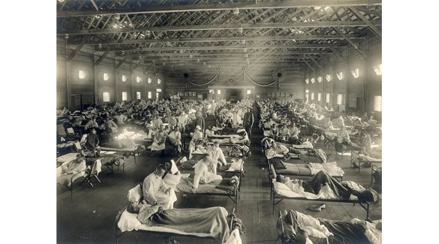 Претъпкана полева болница по време на пика на епидемията.