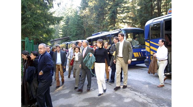 Някои от гостите дойдоха организирано с автобуси.