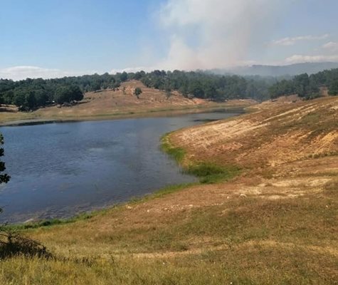 Димът от пожара се вижда от километри.