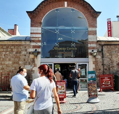 Закритият пазар в Одрин  е пълен с пазаруващи българи.