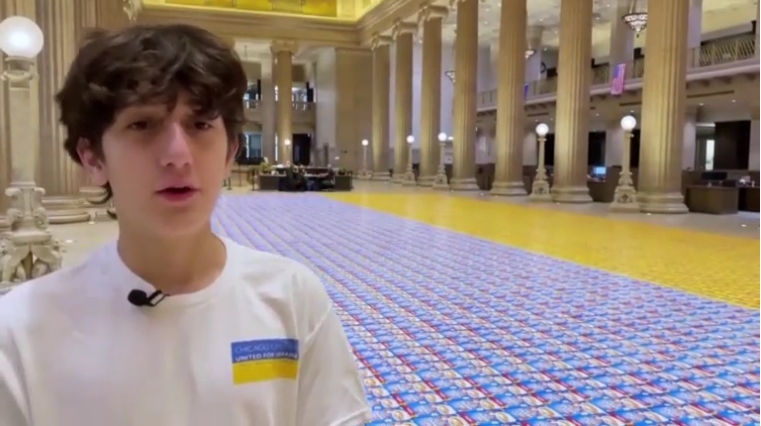 Тийнейджър нареди закуски като украинско знаме, събирайки пари за Украйна (Видео)