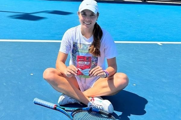 Тенисистката Вики Томова помага на момче за нов черен дроб