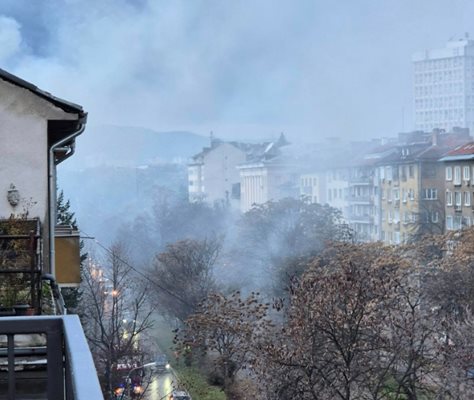 Гори покрив на жилищна сграда на бул. „Христо и Евлоги Георгиеви“ в София Снимка: Фейсбук/ Eva Vladaycheva