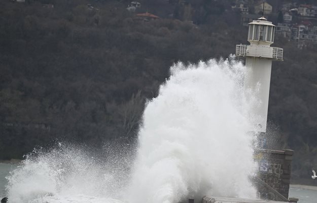 Морето край Варна се развълнува, огромни вълни прехвърлят вълнолома 
Снимка: Орлин Цанев