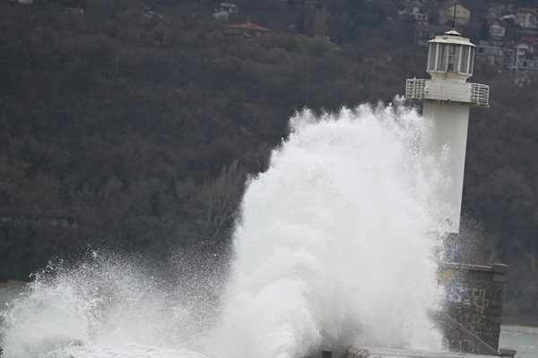 Морето край Варна се развълнува, огромни вълни прехвърлят вълнолома 
Снимка: Орлин Цанев