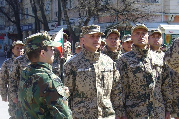 Тържествен марш на завърналите се от успешна мисия в Афганистан български воини.