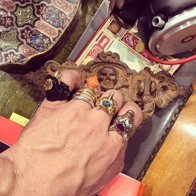 Алесандро Микеле носи винаги много пръстени.