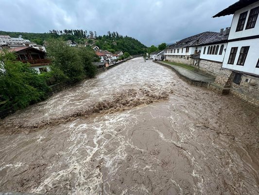 Тревненска река излезе от коритото си след пороите 

СНИМКИ: Община Трявна