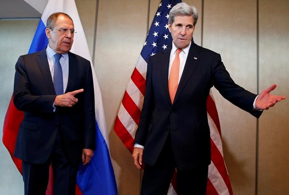 Първите дипломати на Русия и САЩ Сергей Лавров (вляво) и Джон Кери се снимат на двустранните им разговори в Мюнхен преди международната среща за Сирия.