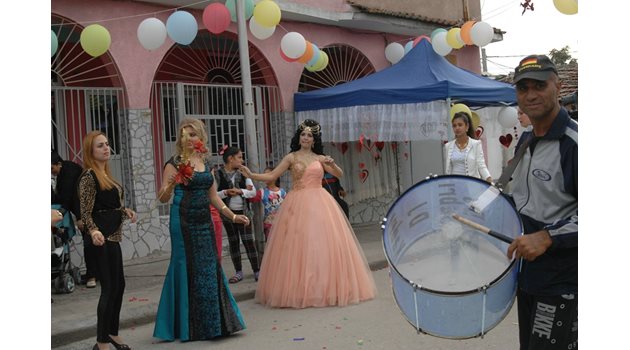 Ромски сватби в пловдивските етнически квартали са шумни и продължителни.