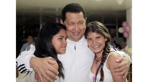 Чавес с дъщерите си Мария Габриела и Розинес (вдясно)