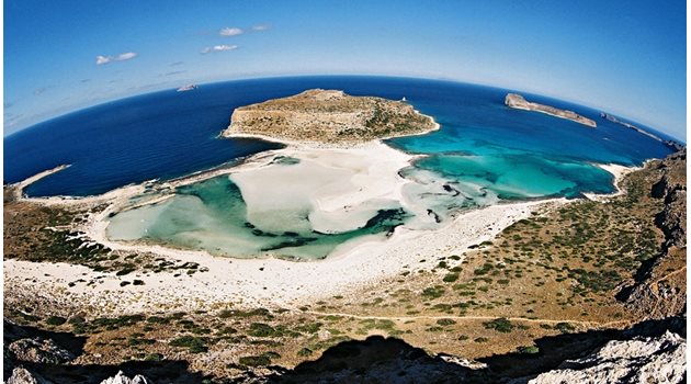 Плажът Балос на остров Крит се намира на известна с тюркоазените си води лагуна.