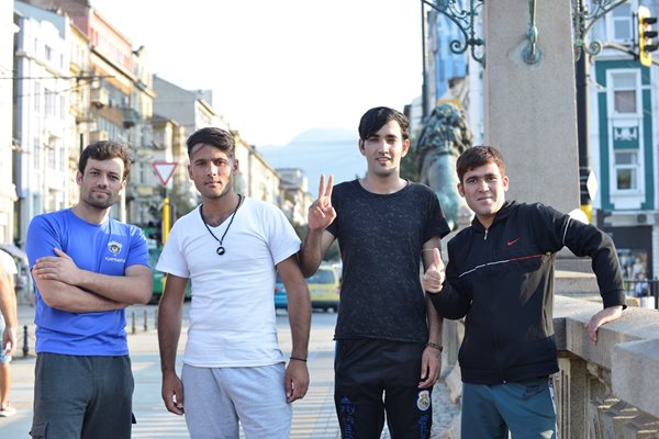 Младежите се разхождаха из центъра на София.