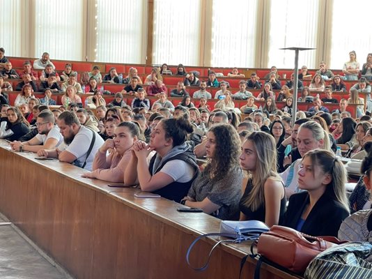 Студентите поискаха избор на нов съвет в УХТ.