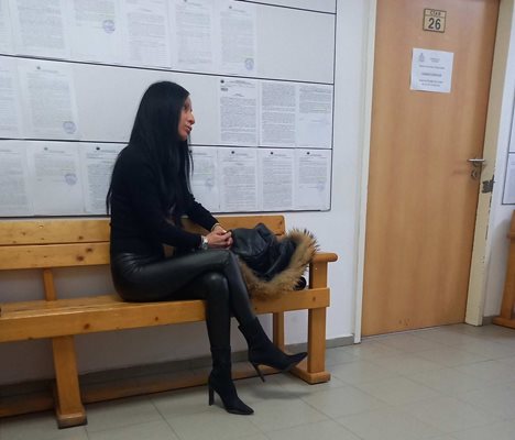 Виолета Богданова пред съдебната зала.