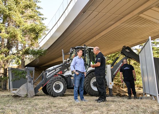 Иван Василев на проверка на мостовото съоръжение на бул. "България".
СНИМКА: Столична община