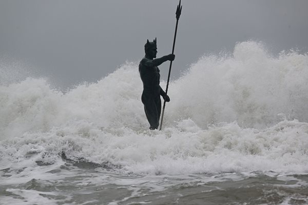 Морето край Варна се развълнува, огромни вълни прехвърлят вълнолома 
Снимка: Орлин Цанев