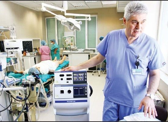 Д-р Румен Велев показва новия апарат в операционната на “Шейново”